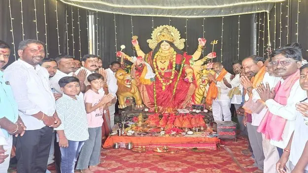 దుర్గామాతను దర్శించుకున్న ప్రభుత్వ విప్‌ ఆది శ్రీనివాస్‌ 
