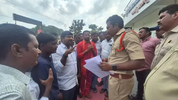 బీజేపీ నాయకుడిపై చేయి చేసుకున్న కానిస్టేబుల్‌ 
