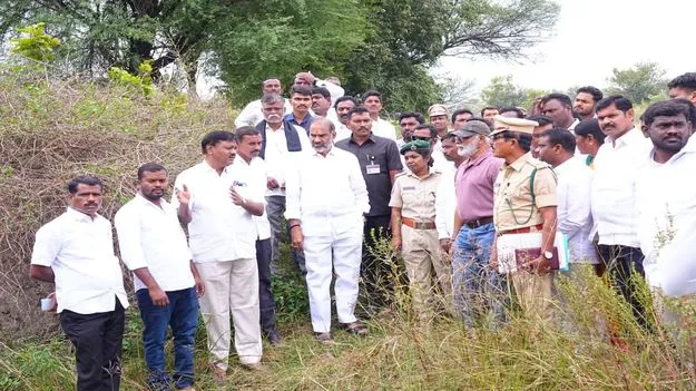 అడవుల్లో వృథాగా పోతున్న నీటిని ఒడిసిపడుతాం