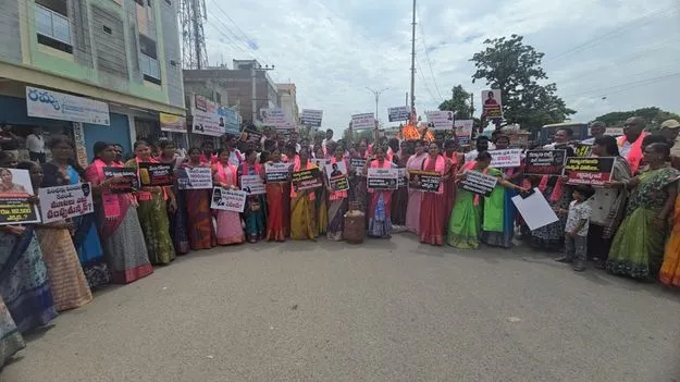 బీఆర్‌ఎస్‌ మహిళా నేతల నిరసన