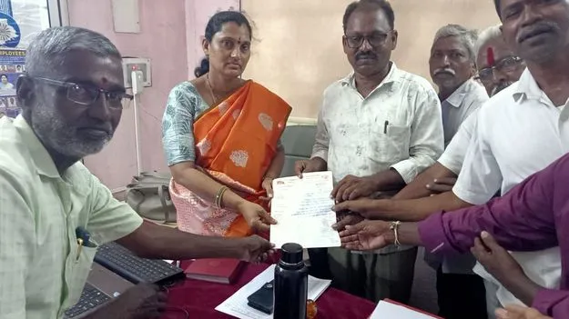 కూలి పెంచని యజమానులపై చర్యలు