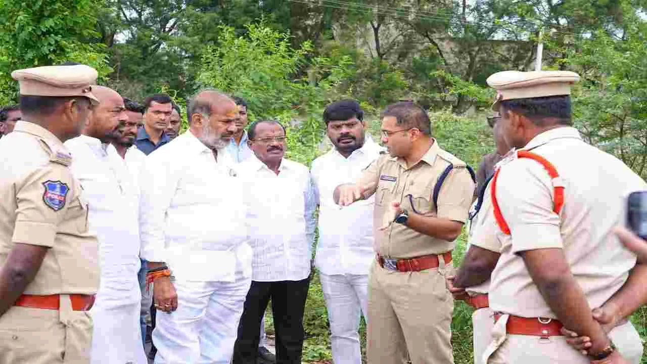 సీఎం సభా స్థలాన్ని పరిశీలించిన విప్‌