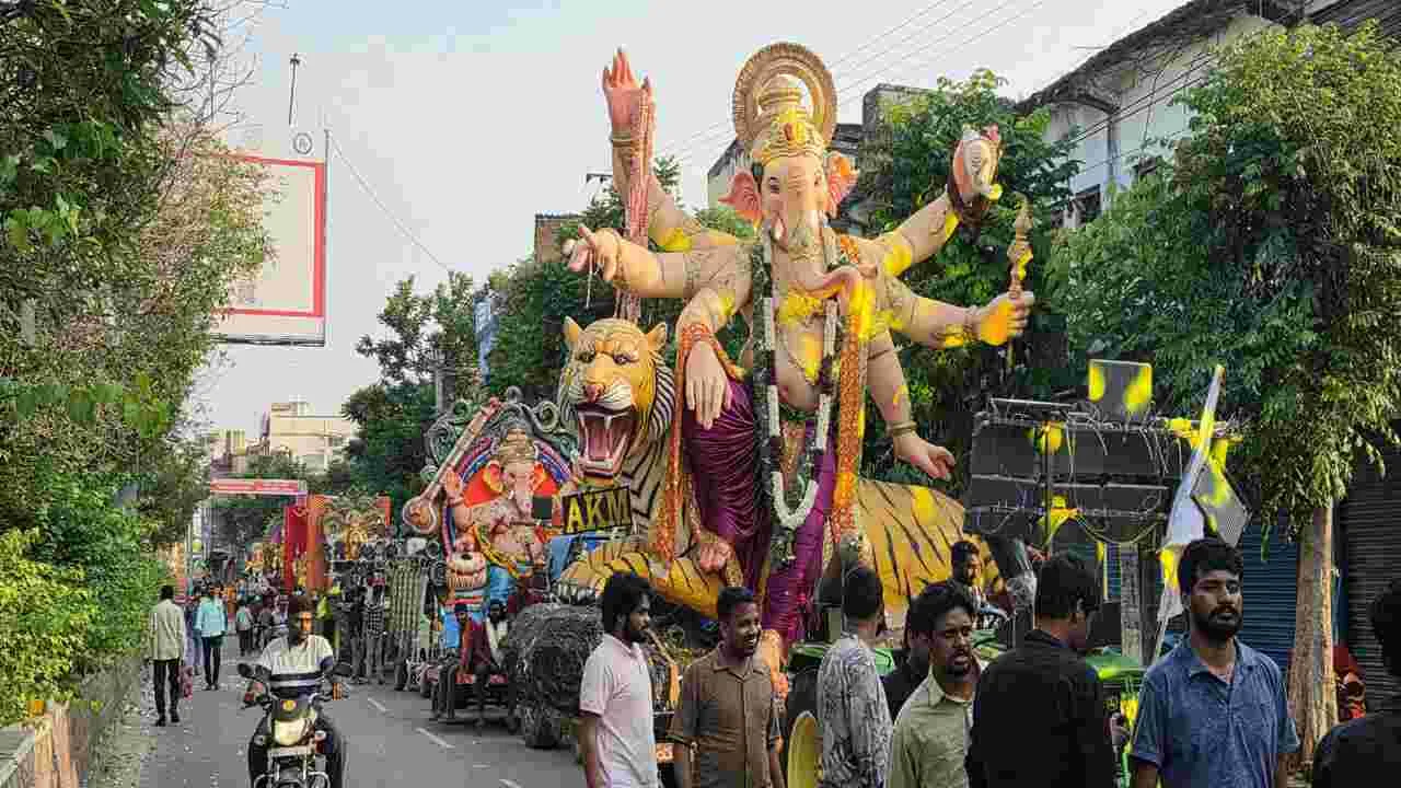 రెండో రోజూ గణనాథుల నిమజ్జనోత్సవం