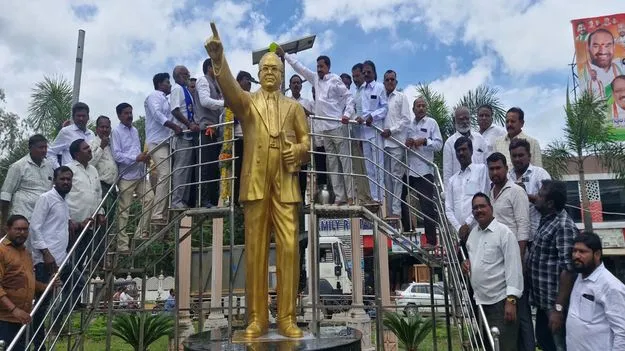 అంబేద్కర్‌ విగ్రహానికి దళిత సంఘాల క్షీరాభిషేకం