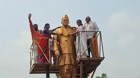 ఆదర్శప్రాయుడు ఆచార్య కొండా లక్ష్మణ్‌ బాపూజీ