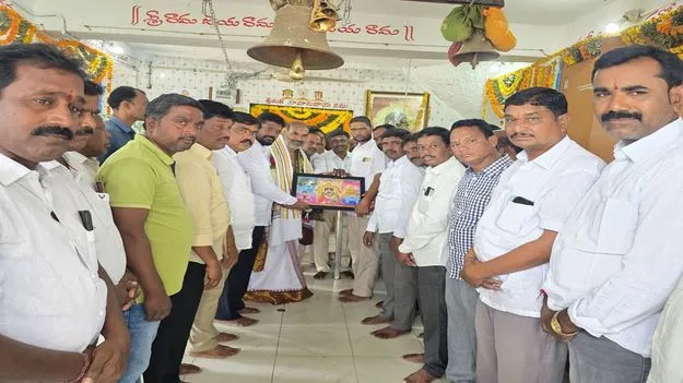 లక్ష్మీనరసింహస్వామిని దర్శించుకున్న ప్రభుత్వ విప్‌