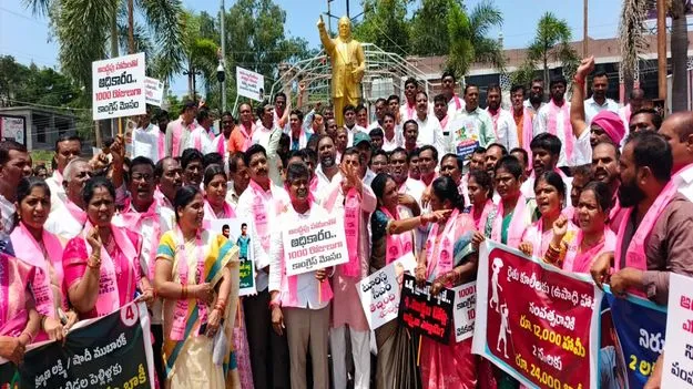 కదం తొక్కిన గులాబీ శ్రేణులు
