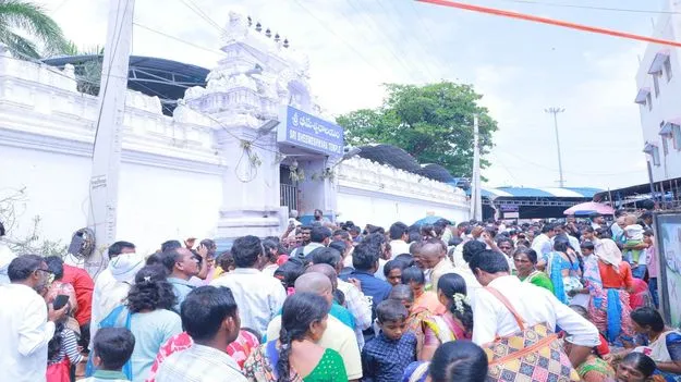 భక్త జనసంద్రంగా వేములవాడ