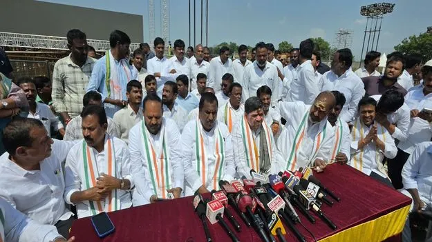 విచ్ఛిన్నకరమైన విధానాలతో ప్రతిపక్షం..