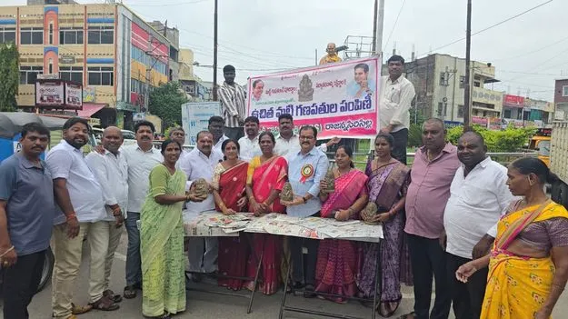 పర్యావరణహిత మట్టి వినాయకులను పూజించాలి