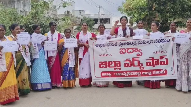 నిత్యావసర వస్తువుల ధరలను నియంత్రించాలి