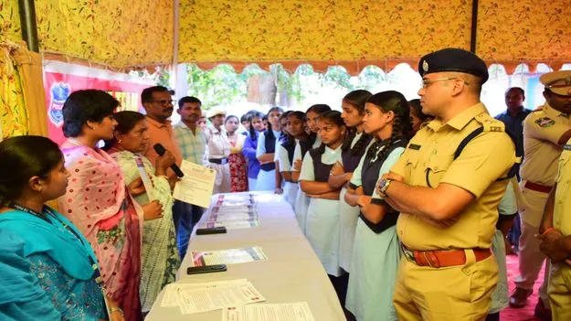 పోలీస్‌శాఖ పనితీరుపై అవగాహన పెంచుకోవాలి