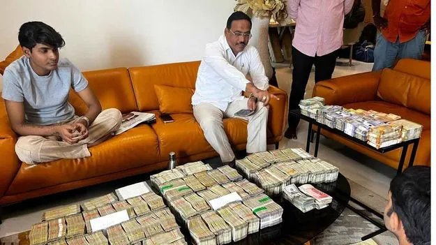 హోంగార్డుగా మానేసి..  బంగారం షాపు పెట్టి