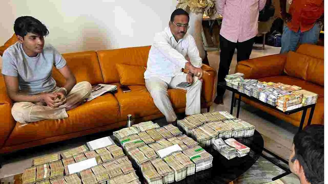 హోంగార్డుగా మానేసి.. బంగారం షాపు పెట్టి