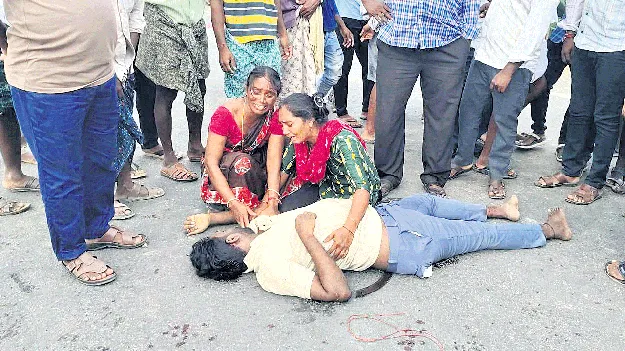 బైక్‌ను ఢీకొన్న అంబులెన్స్‌...  ఇద్దరు దుర్మరణం