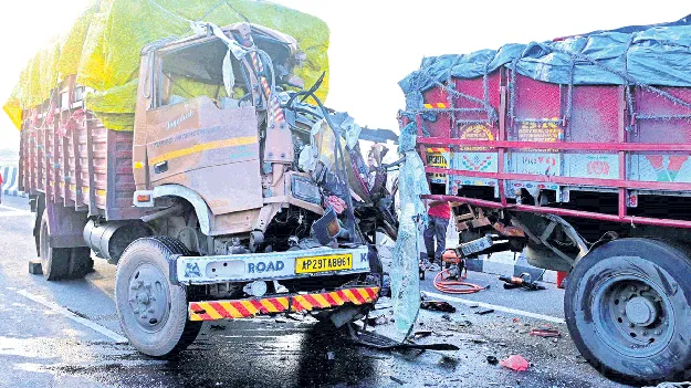 రోడ్డు ప్రమాదంలో ఇరువురు మహిళల మృతి