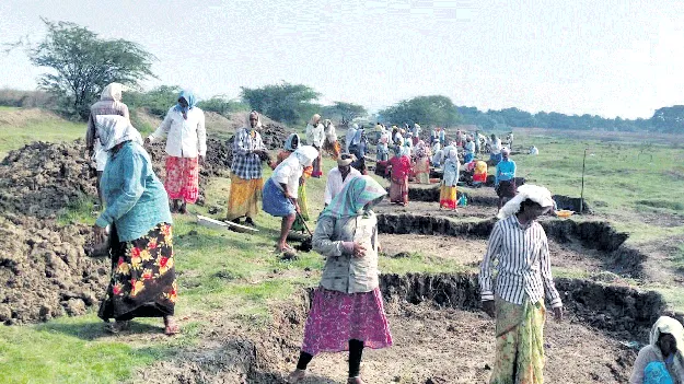 కూలీల నోట్లో మట్టి