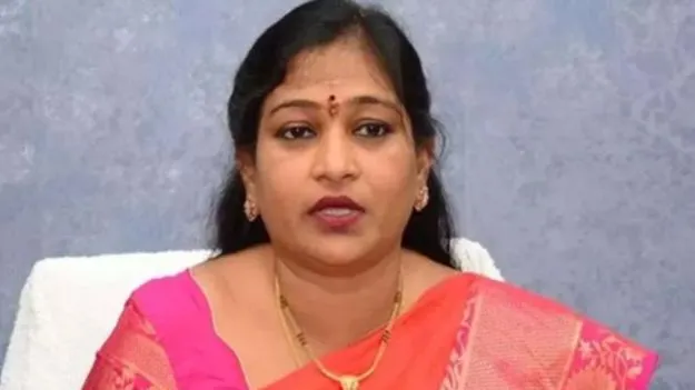 తుపాను ప్రభావిత గ్రామాల్లో హోంమంత్రి అనిత పర్యటన.. పునరావాస కేంద్రాల్లో వసతులపై ఆరా