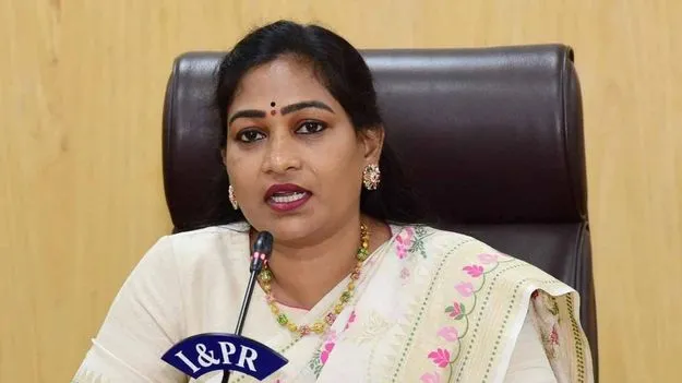 హోం మంత్రి అనితపై కూలిన డ్రోన్.. చేతికి స్వల్ప గాయం
