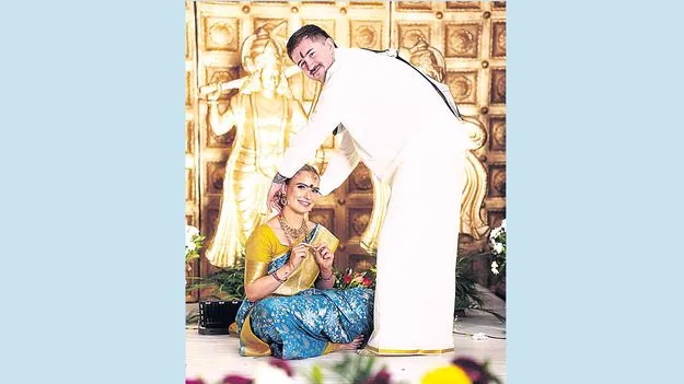 స్నేహితుడి పెళ్లికి వచ్చి...