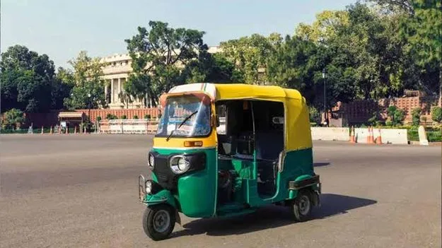 రెండు చక్రాలపై ఆటో డ్రైవర్ ప్రమాదకర స్టంట్..
