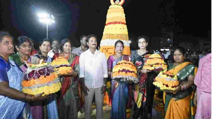  యాదాద్రి భువనగిరి జిల్లాలో  సందడిగా బతుకమ్మ వేడుకలు