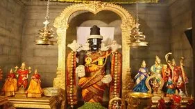 అందమైన మోముతో భక్తకోటికి కటాక్షం