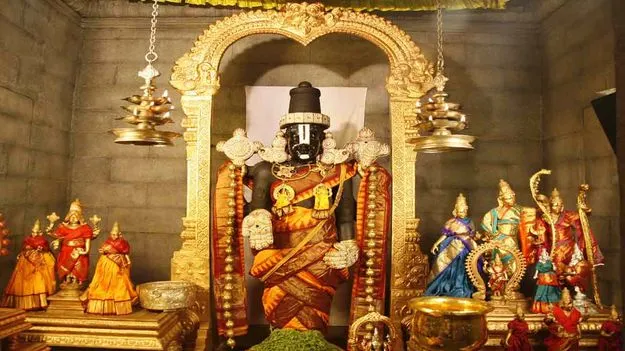 అందమైన మోముతో భక్తకోటికి కటాక్షం