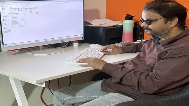 అంధత్వాన్ని ఆత్మవిశ్వాసంతో గెలిచాడు!
