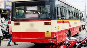 రంగారెడ్డి జిల్లాలో విషాదం.. ఆర్టీసీ బస్సును ఢీకొన్న బైక్.. యువకుడి మృతి