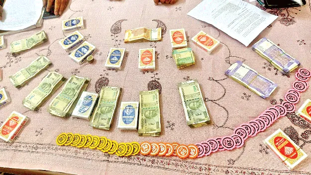  Gambling Suspects Arrested 35 మంది పేకాటరాయుళ్లు అరెస్టు 