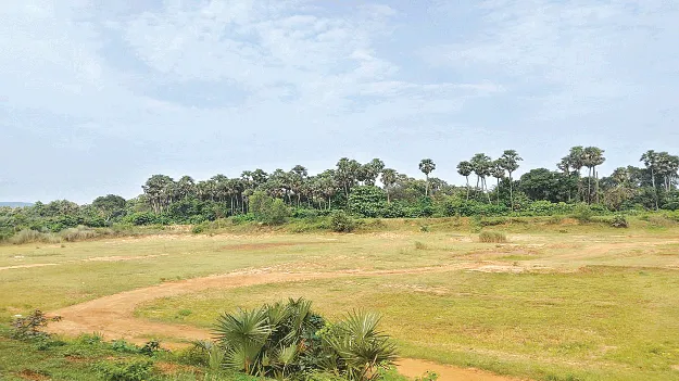 చినుకు రాలే.. చెరువు నిండలే!