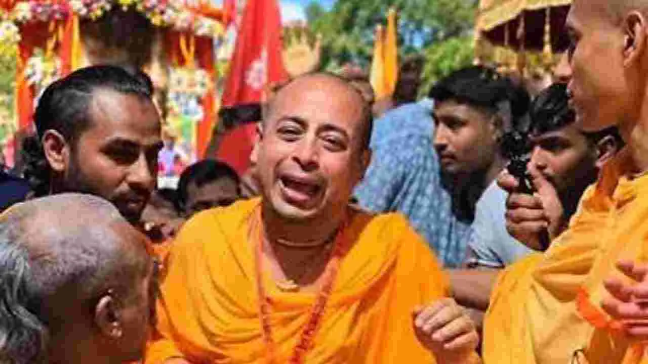 తల్లి అంత్యక్రియల కోసం చిన్మయ్‌ కృష్ణదాస్‌కు కేవలం 5గంటల పెరోల్‌