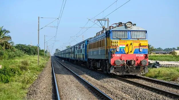 హైదరాబాద్‌-వత్వా మార్గంలో ప్రత్యేక రైళ్లు