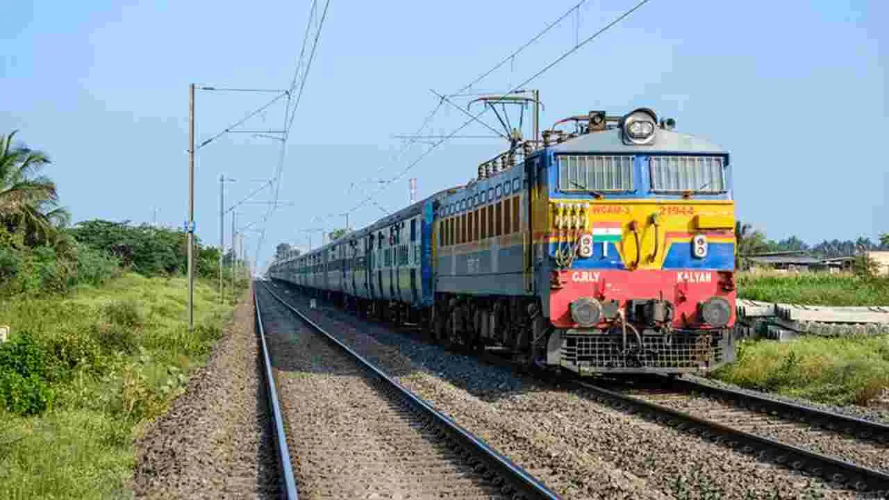 హైదరాబాద్‌-వత్వా మార్గంలో ప్రత్యేక రైళ్లు