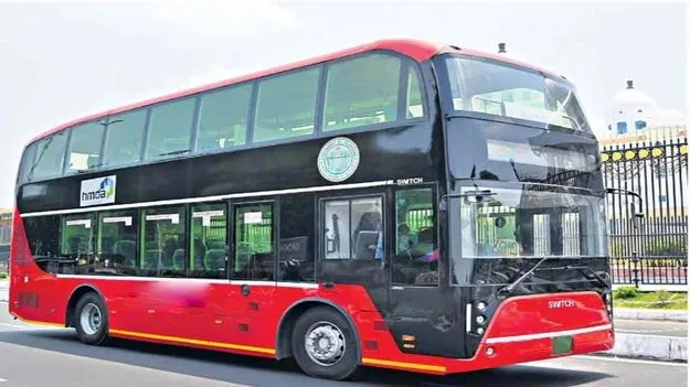 షెడ్‌లో డబుల్‌ డెక్కర్‌.. నిలిచిన సేవలు