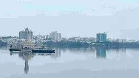 హుస్సేన్‌సాగర్‌లో నీటికాలుష్యం..!