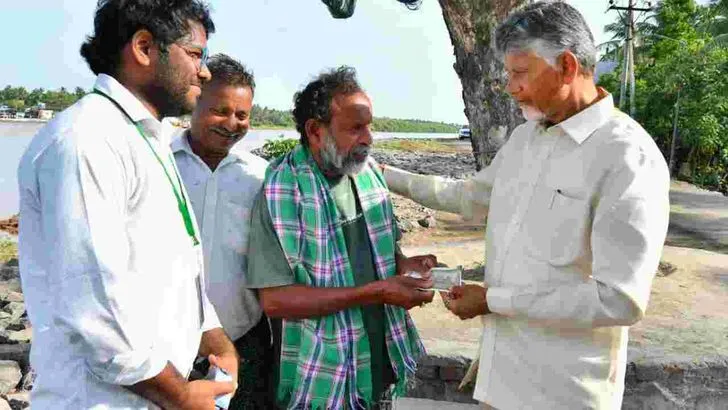 మత్స్యకారుల సమస్యలు అడిగి తెలుసుకున్న సీఎం చంద్రబాబు