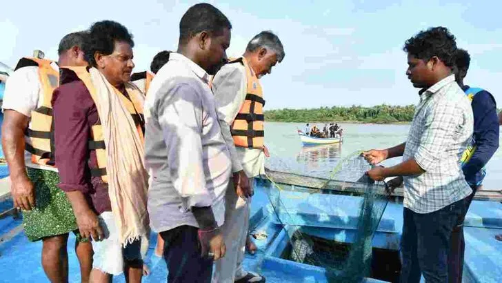 మత్స్యకారుల సమస్యలు అడిగి తెలుసుకున్న సీఎం చంద్రబాబు