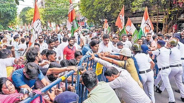 నేడు కాంగ్రెస్‌ వర్కింగ్‌ కమిటీ అత్యవసర సమావేశం