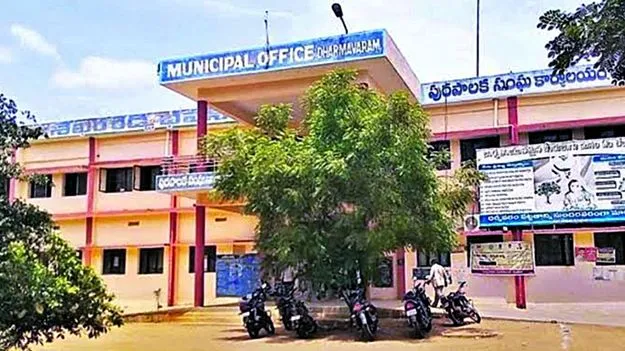 ధర్మవరం మున్సిపల్ కార్యాలయం వద్ద ఉద్రిక్తత.. టీడీపీ శ్రేణులపై దాడి