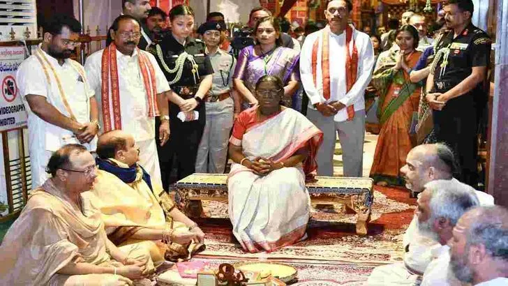 కనకదుర్గమ్మను దర్శించుకున్న రాష్ట్రపతి ద్రౌపది ముర్ము