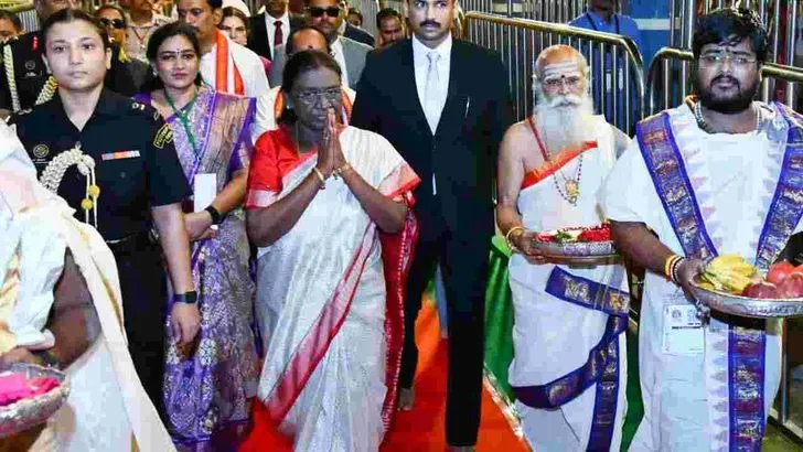 కనకదుర్గమ్మను దర్శించుకున్న రాష్ట్రపతి ద్రౌపది ముర్ము