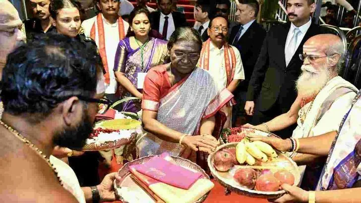 కనకదుర్గమ్మను దర్శించుకున్న రాష్ట్రపతి ద్రౌపది ముర్ము