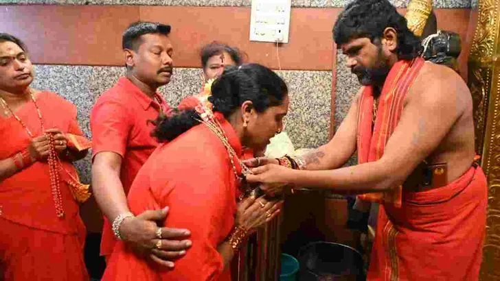 ఖమ్మంలో అమ్మవారి దీక్షలు స్వీకరించిన భక్తులు