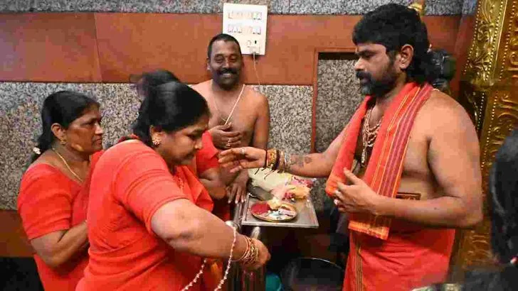 ఖమ్మంలో అమ్మవారి దీక్షలు స్వీకరించిన భక్తులు