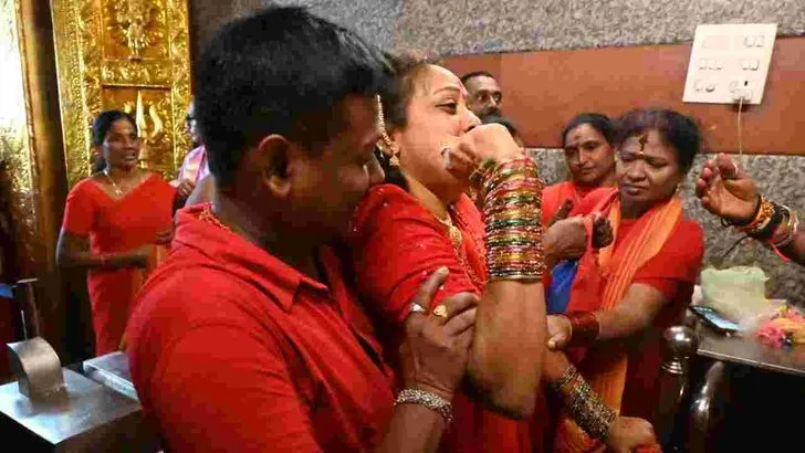 ఖమ్మంలో అమ్మవారి దీక్షలు స్వీకరించిన భక్తులు