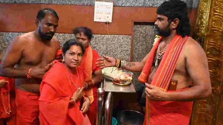 ఖమ్మంలో అమ్మవారి దీక్షలు స్వీకరించిన భక్తులు
