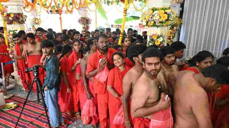 ఖమ్మంలో అమ్మవారి దీక్షలు స్వీకరించిన భక్తులు