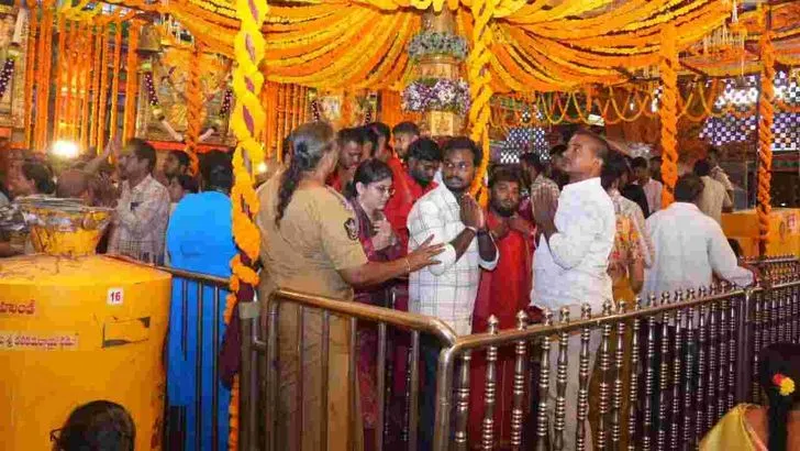 అన్నపూర్ణాదేవిగా విజయవాడ దుర్గమ్మ.. తరలివస్తున్న భక్తులు